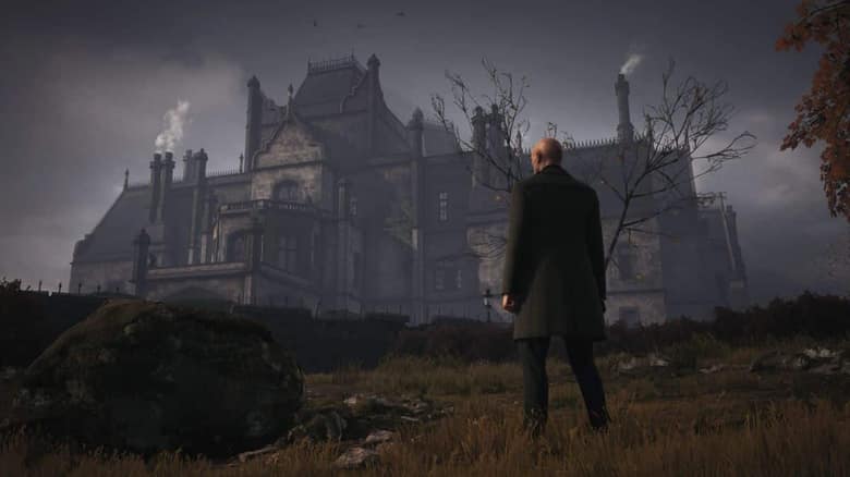 Hitman 3 : l'Agent 47 s'approche du manoir de Dartmoor sous un ciel gris