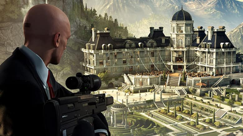 Hitman 3 : l'Agent 47 vise à la lunette un manoir en contrebas