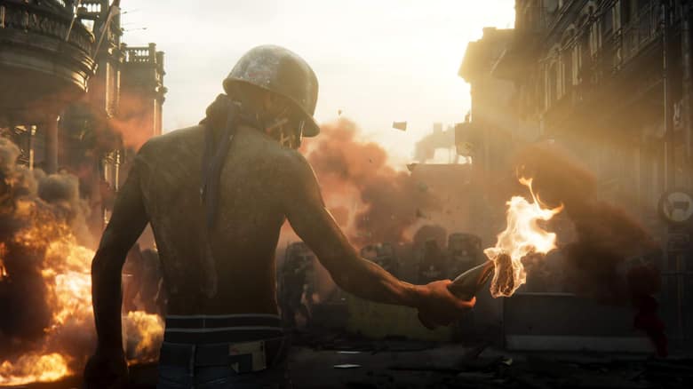 Far Cry 6 : Dani Rojas allume un cocktail Molotov devant des flammes