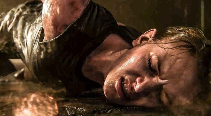 The Last of Us Part II : gros plan sur Abby, blessée, au sol