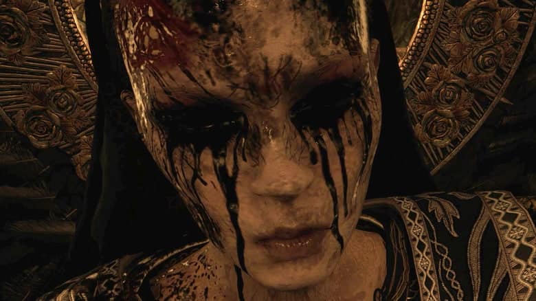 Resident Evil Village : gros plan sur le visage ensanglanté d'une des filles de Dimitrescu
