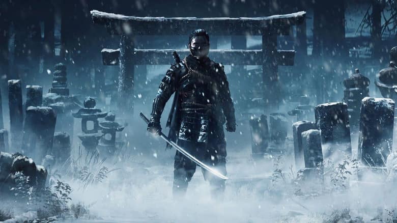 Ghost of Tsushima : Jin Sakai devant un torii enneigé, katana à la main