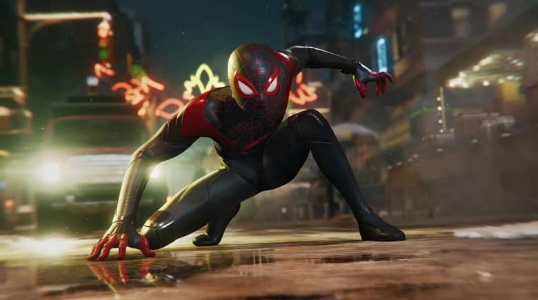 Marvel's Spider-Man Miles Morales : Miles atterrit sur une rue enneigée, mains chargées d'énergie