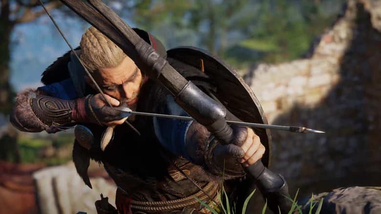 Assassin's Creed Valhalla : Eivor bande son arc, à couvert derrière des ruines