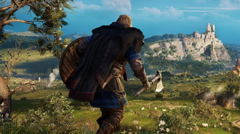 Assassin's Creed Valhalla : Eivor domine une vallée surmontée d'une forteresse