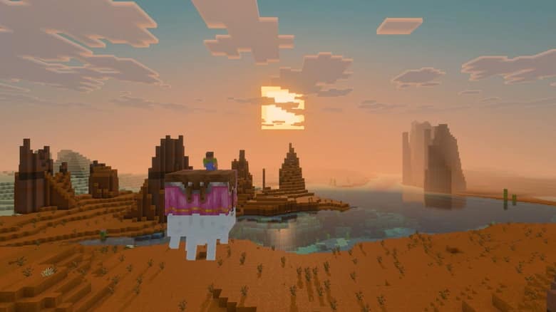 Un joueur sur le dos d'un ghast heureux survole un désert de terre cuite au coucher du soleil, qui se reflète dans un lac