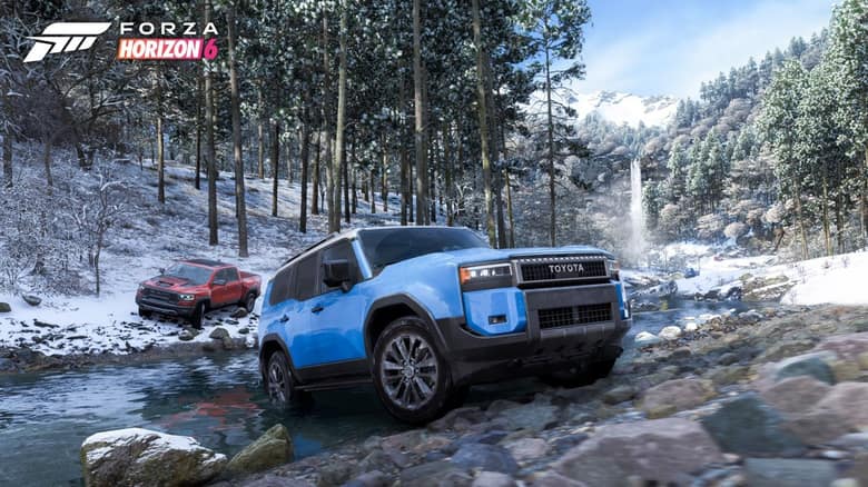 Toyota Land Cruiser bleu traversant une rivière dans une forêt enneigée, suivi d'un pick-up rouge