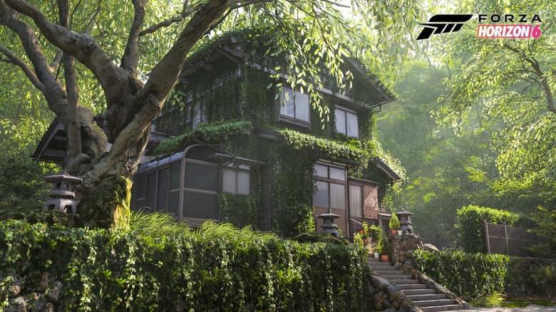 Maison japonaise couverte de lierre, entourée d'arbres et de lanternes de pierre
