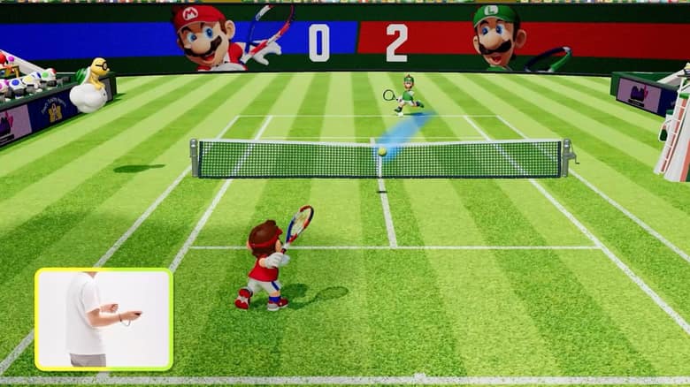 Mario frappe la balle en mode dynamique, avec en incrustation un joueur qui balance un Joy-Con 2