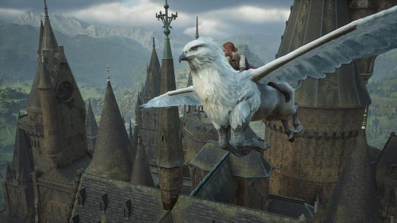 Une élève vole sur le dos d'un hippogriffe blanc au-dessus des toits et des tours de Poudlard, montagnes en arrière-plan