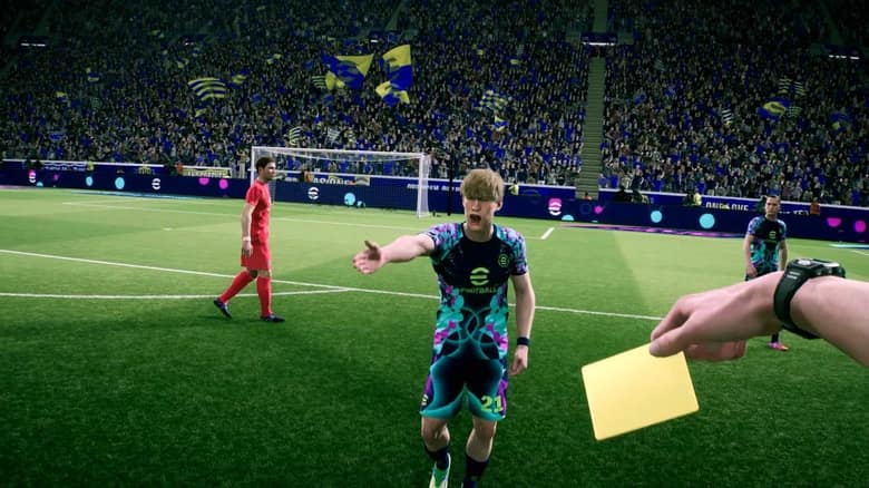 Vue à la première personne d'un arbitre qui brandit un carton jaune face à un joueur qui proteste