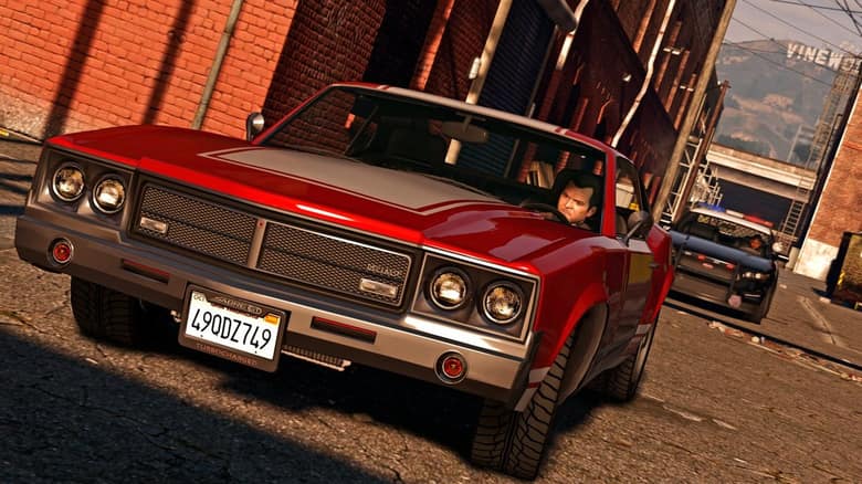 Une voiture rouge poursuivie par la police dans une ruelle de Los Santos
