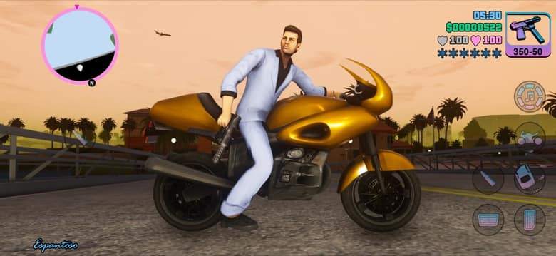 Tommy Vercetti sur une moto dorée dans GTA Vice City Definitive, avec les commandes tactiles à l'écran