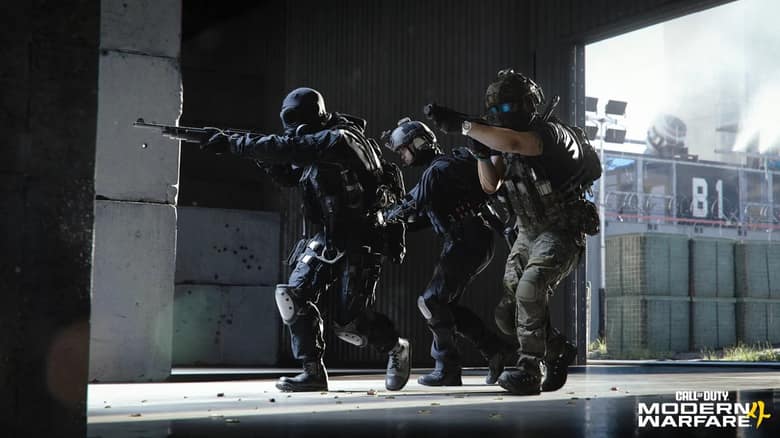 Une escouade de soldats de Modern Warfare 4 avance arme au poing dans un hangar