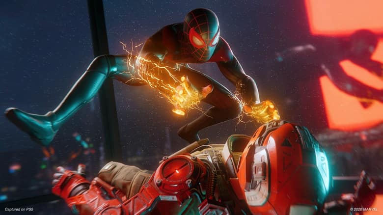 Miles Morales frappe un ennemi avec ses pouvoirs électriques dans un décor nocturne