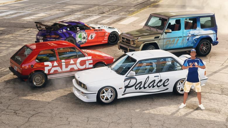 Plusieurs voitures personnalisées aux couleurs de Palace garées sur un parking