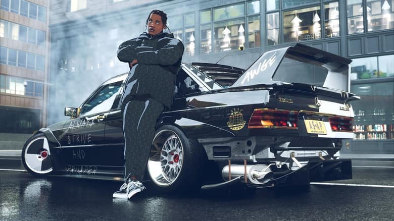 Un personnage en survêtement noir appuyé contre une Mercedes noire personnalisée