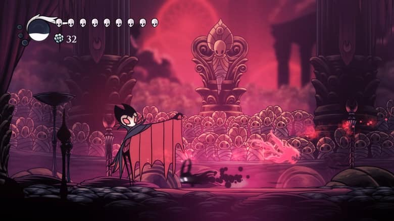 Scène de l'extension The Grimm Troupe de Hollow Knight, dans des tons rouges, avec un grand personnage en cape sur une scène, devant un public