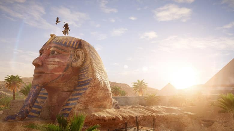Bayek, debout au sommet de la tête du Sphinx de Gizeh, avec les pyramides au loin dans la lumière du soir