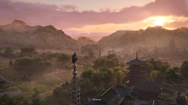 Naoe perchée au sommet d'une tour observe une vallée boisée du Japon au coucher du soleil, avec une pagode au loin