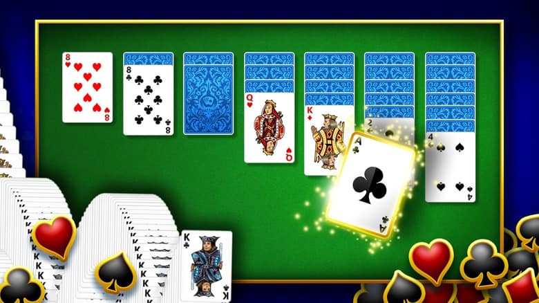 Partie de Klondike dans Microsoft Solitaire Collection, un as de trèfle en train d'être déplacé