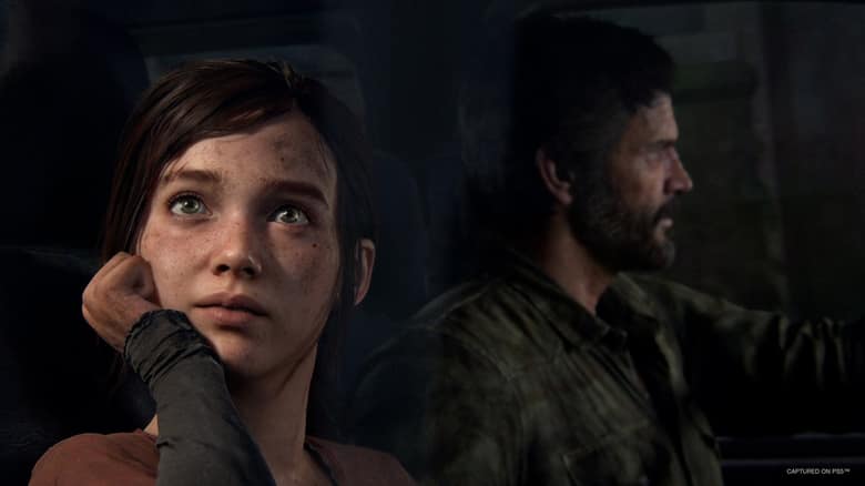 Capture officielle de The Last of Us Part I : Ellie, la main contre la joue, assise à côté de Joel dans une voiture