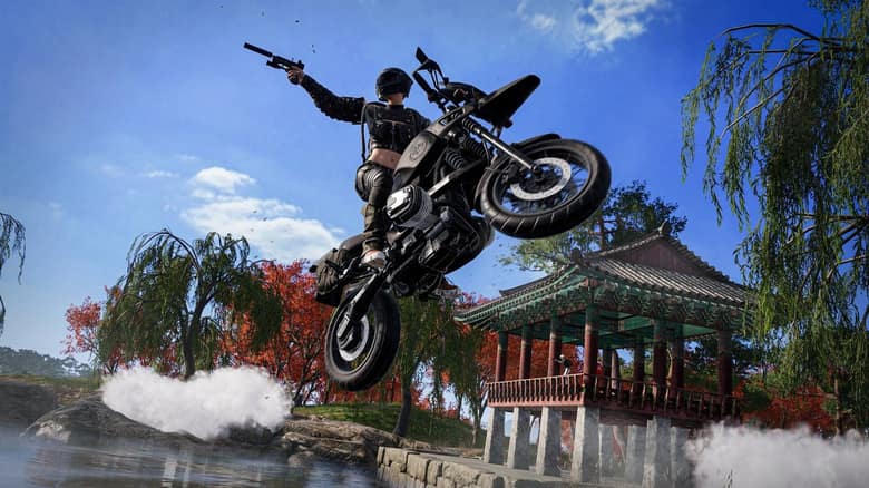 Capture officielle de PUBG: BATTLEGROUNDS : un joueur saute à moto au-dessus de l'eau devant un pavillon de style coréen