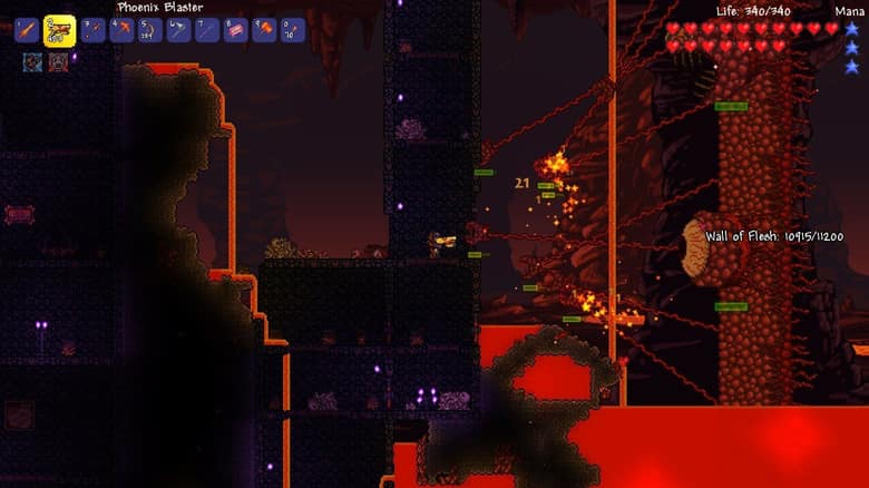 Combat contre le Mur de chair dans les Enfers de Terraria : un mur de chair géant à droite, relié par des veines à ses bouches, fait face au joueur qui lui tire dessus, au-dessus de la lave