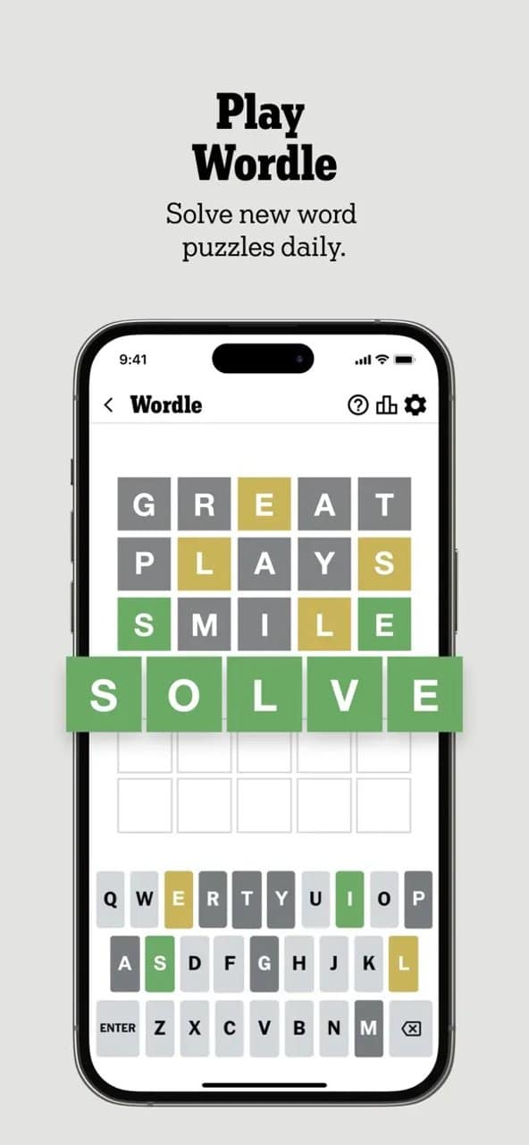 Écran de Wordle dans l'application NYT Games sur iPhone : les essais GREAT, PLAYS, SMILE puis SOLVE en vert, avec le clavier coloré en dessous