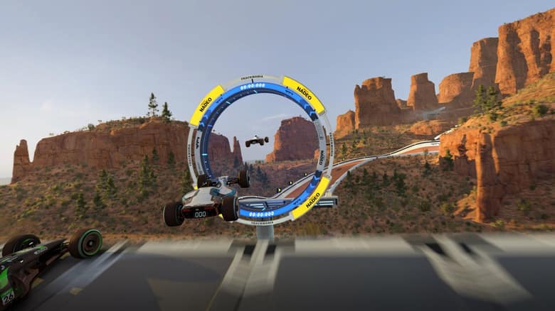 Une voiture de Trackmania franchit un looping géant devant des falaises rouges