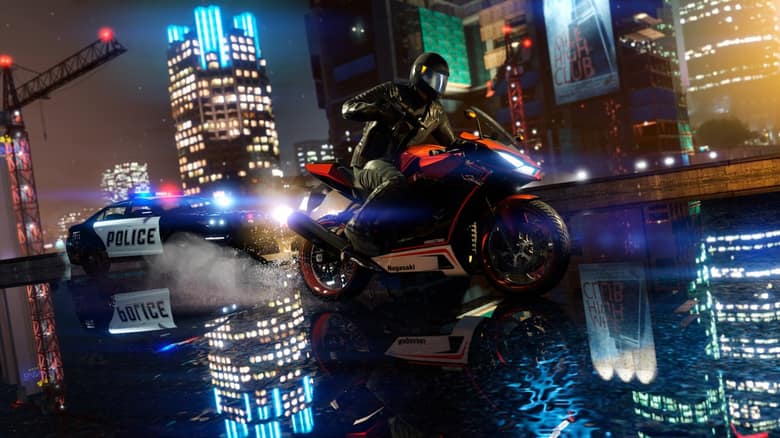 Un motard en blouson noir fuit une voiture de police sur une chaussée mouillée, la nuit, entre les gratte-ciel de Los Santos