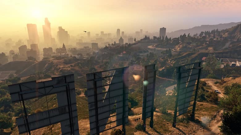 Los Santos vue depuis les collines, derrière les lettres géantes du panneau Vinewood, au coucher du soleil