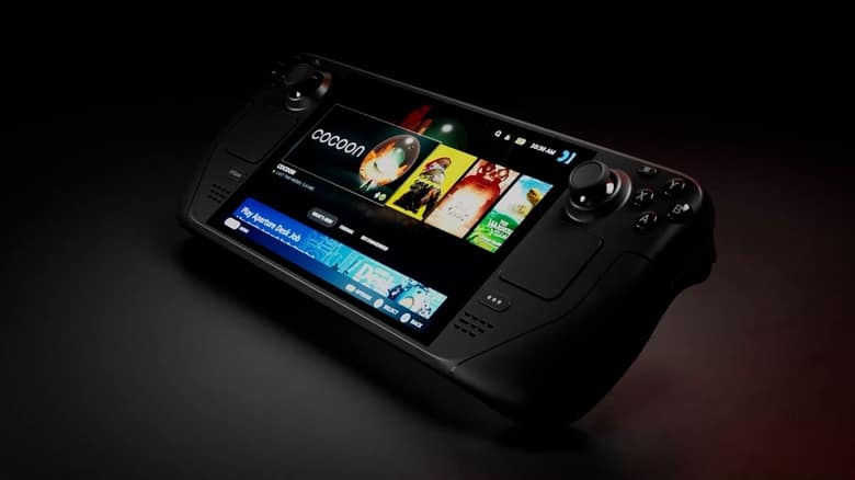 Steam Deck OLED vu de trois quarts, avec l'écran d'accueil de Steam allumé