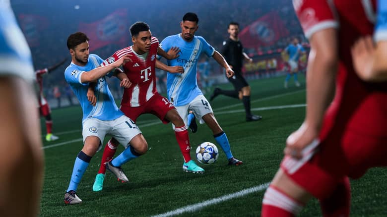 Deux joueurs du Bayern Munich et de Manchester City se disputent le ballon sur le terrain