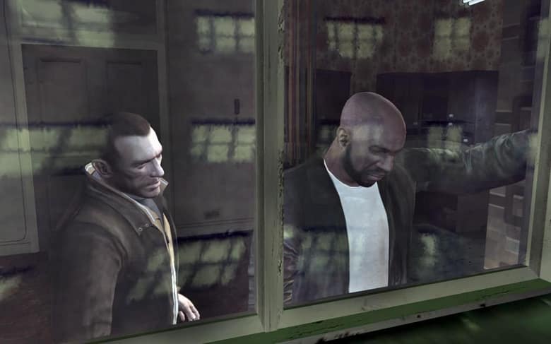 Niko Bellic et un autre personnage regardent à travers une vitre