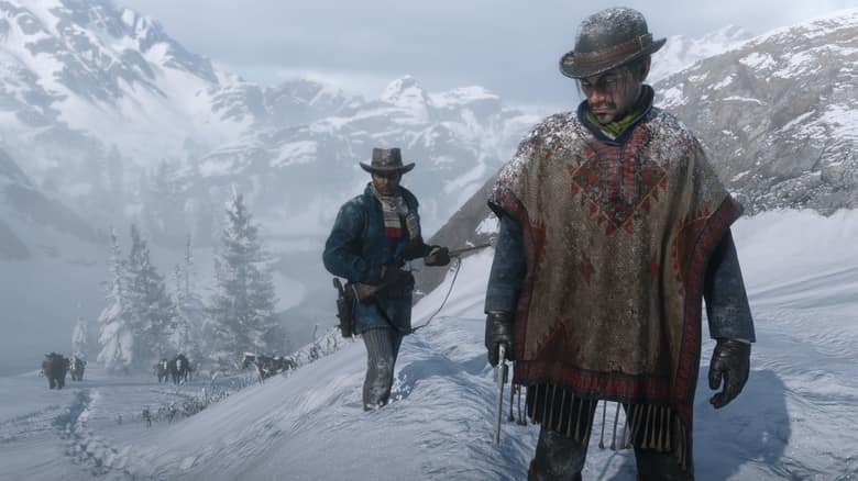 Deux membres de la bande marchent dans la neige, devant un convoi de chevaux, dans Red Dead Redemption 2