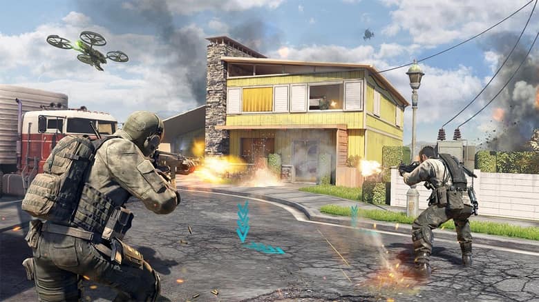Deux soldats s'affrontent devant une maison jaune, sous le regard d'un drone, en mode multijoueur de Call of Duty: Mobile