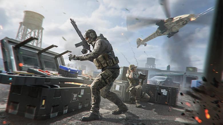Un soldat masqué court entre des conteneurs pendant qu'un hélicoptère survole la zone, en mode Battle Royale