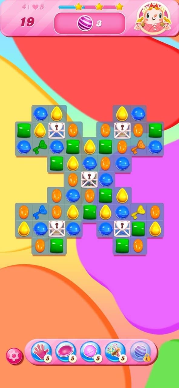 Plateau de Candy Crush Saga en forme de croix, avec en haut le compteur de 19 coups, l'objectif de trois bonbons rayés et cinq cœurs de vie, et en bas la barre des boosters