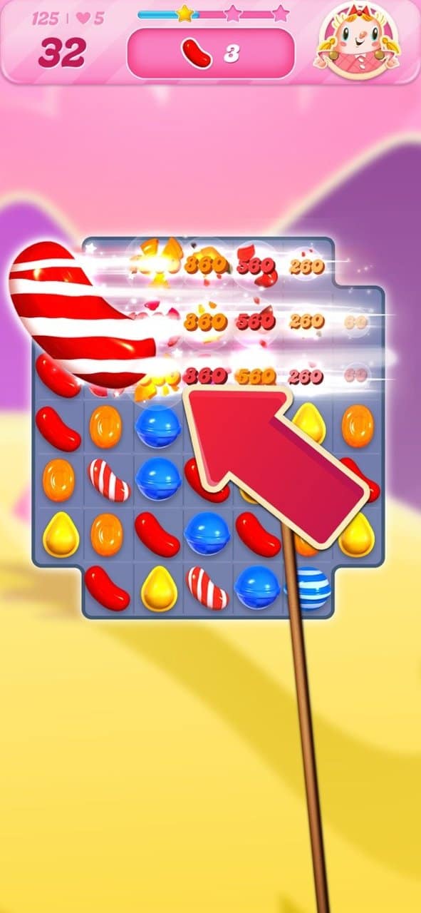 Un bonbon rayé géant traverse le plateau de Candy Crush Saga et détruit trois lignes de bonbons d'un coup