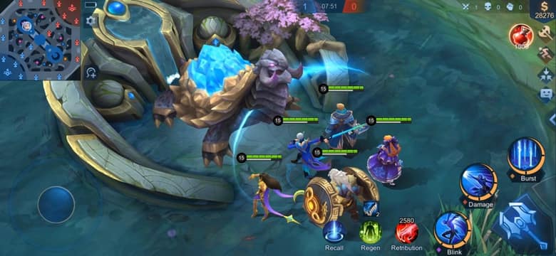 Partie de Mobile Legends: Bang Bang : cinq héros combattent près d'un grand monstre à carapace dans la jungle, avec la mini-carte en haut à gauche et les boutons de compétences à droite