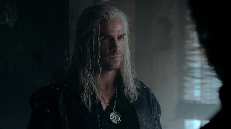 Liam Hemsworth dans le rôle de Geralt de Riv, cheveux blancs et médaillon de loup, dans la saison 4 de The Witcher