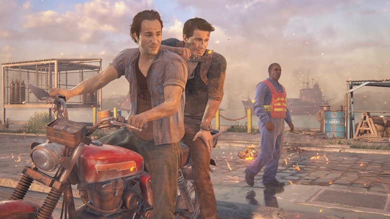Nathan et Sam Drake sur une moto rouge dans une rue de port
