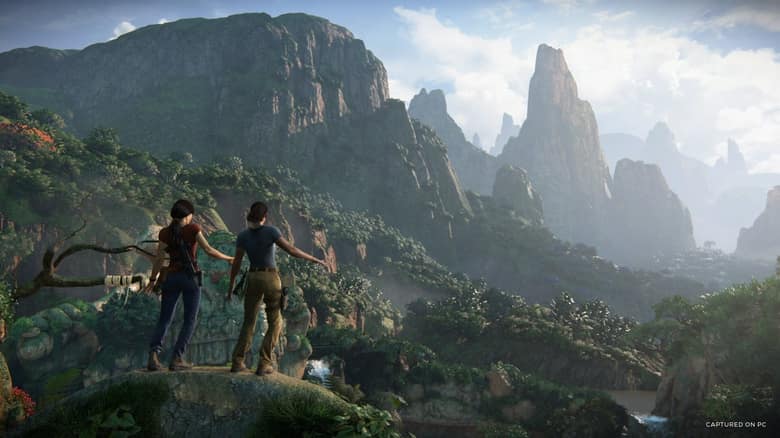 Chloe Frazer et Nadine Ross contemplent une vallée de montagnes verdoyantes en Inde