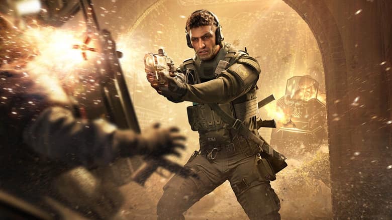 Noor, agent de Rainbow Six Siege, tire avec son lanceur au milieu des flammes