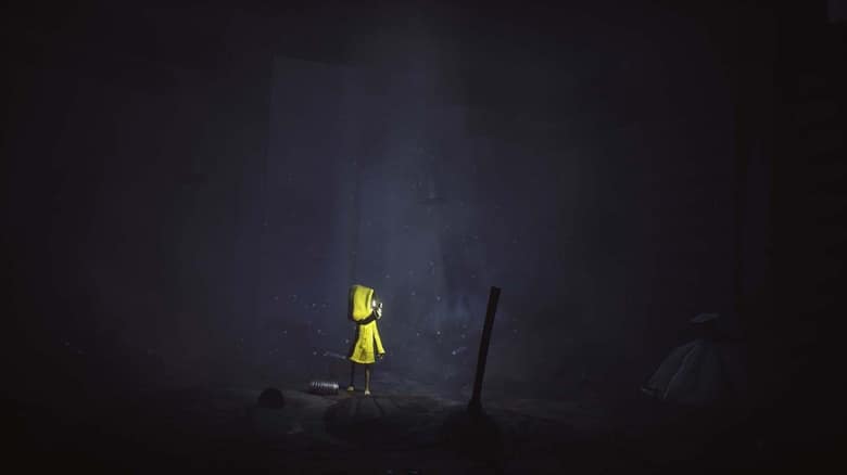 Six, en ciré jaune, se tient seule dans une pièce sombre, éclairée par un mince rayon de lumière