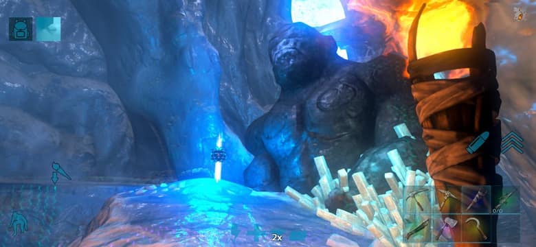 Interface d'ARK: Ultimate Mobile Edition dans une grotte bleue, avec la barre d'objets en bas à droite