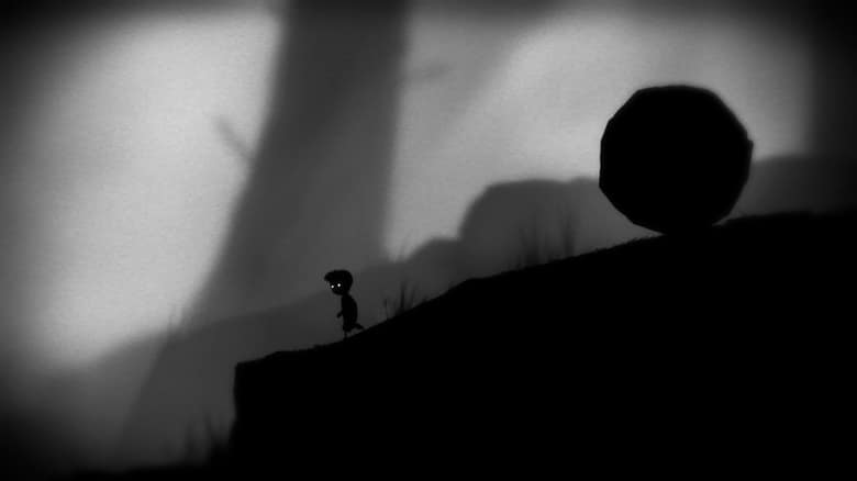 Le garçon, en silhouette noire, au pied d'une pente d'où roule un énorme rocher