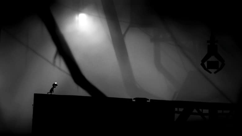 Le garçon sur une plateforme dans une usine plongée dans la brume, sous une pince mécanique suspendue