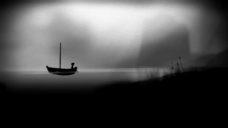 Le garçon dans une petite barque à voile sur une eau calme, au milieu du brouillard